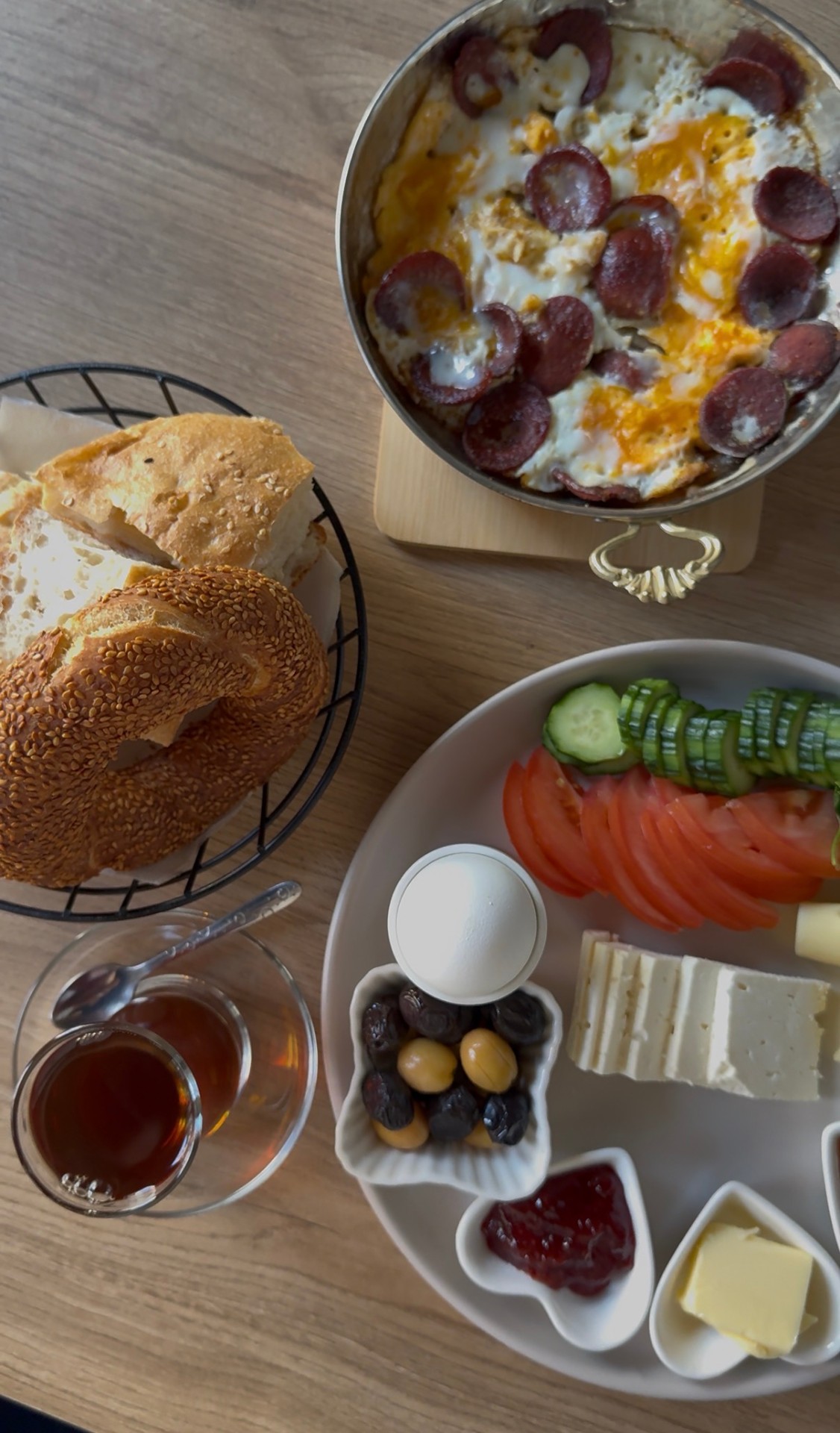 Reichhaltiger türkischer Frühstückstisch